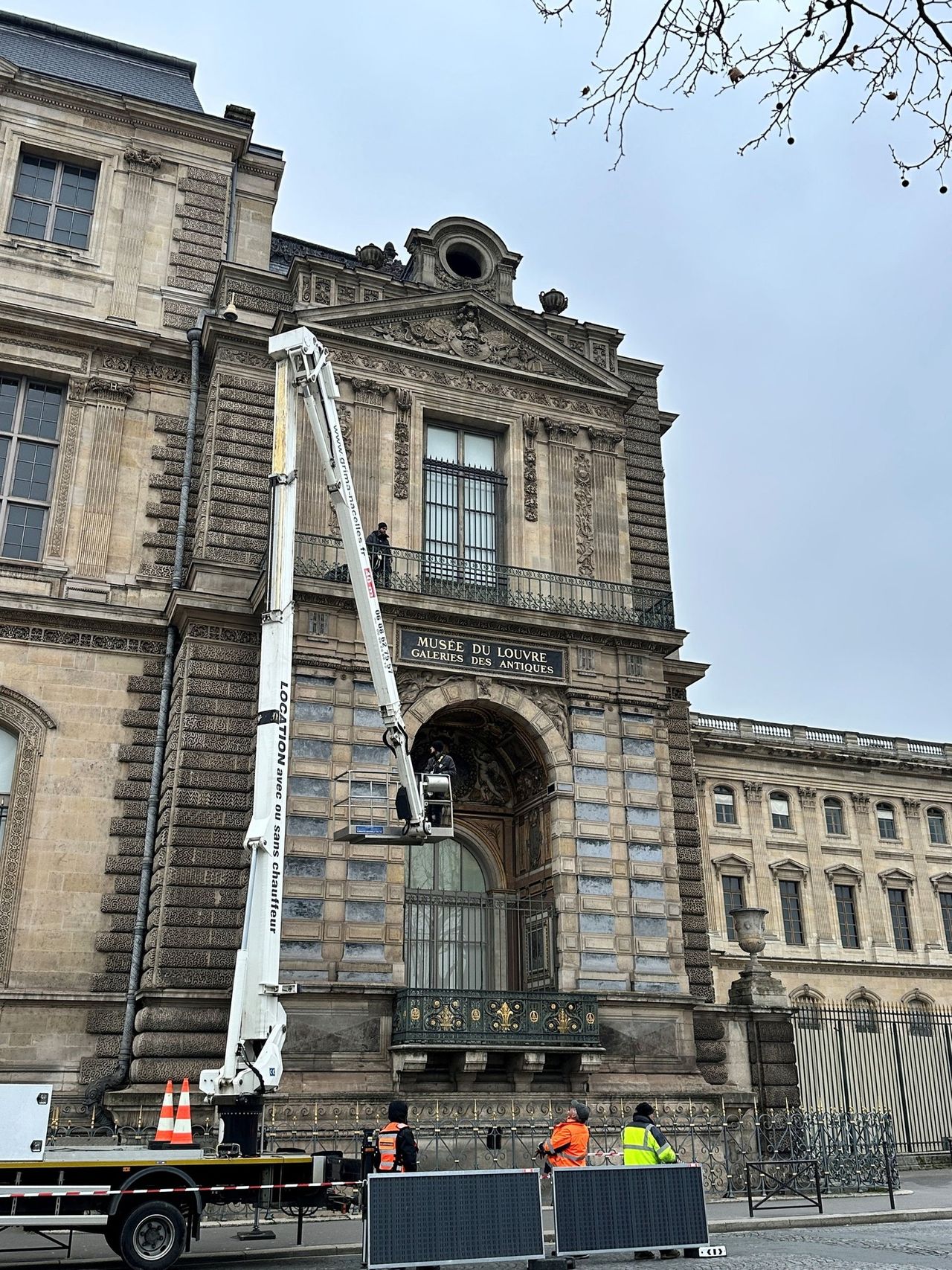 卢浮宫博物馆加紧弥补漏洞 安装铁栅窗应对盗窃事件