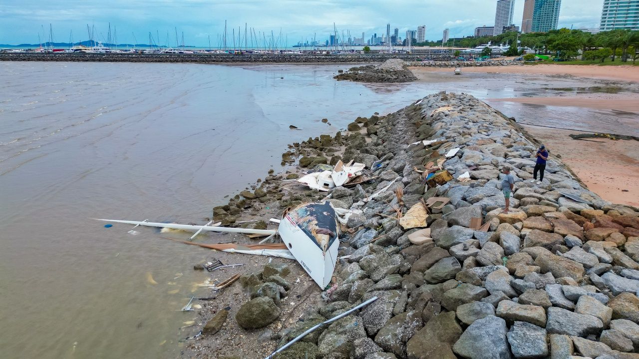 加拿大男子深爱泰国，心碎地看着梦想帆船被浪打沉在那邦天湾