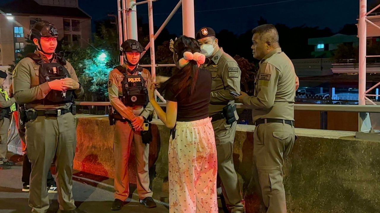 女子讲述男友在车内被枪杀瞬间 警方紧急追查“豪华面包车”嫌疑车辆