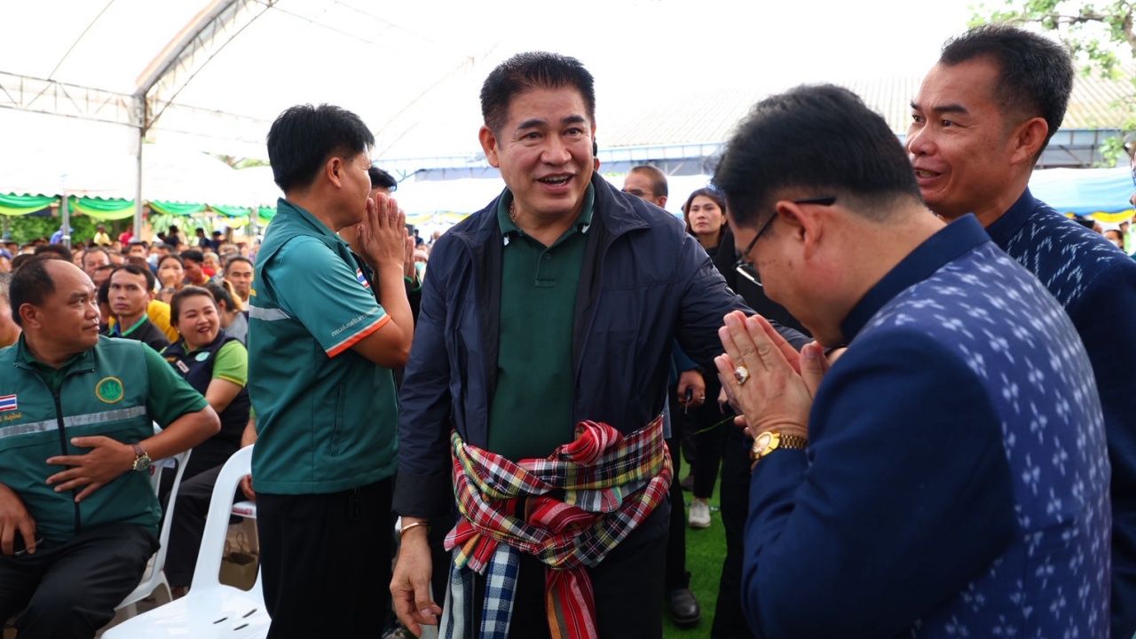 两位农业部长携“Thammanat”前往沙功那空和黎逸启动提高稻米生产效率项目