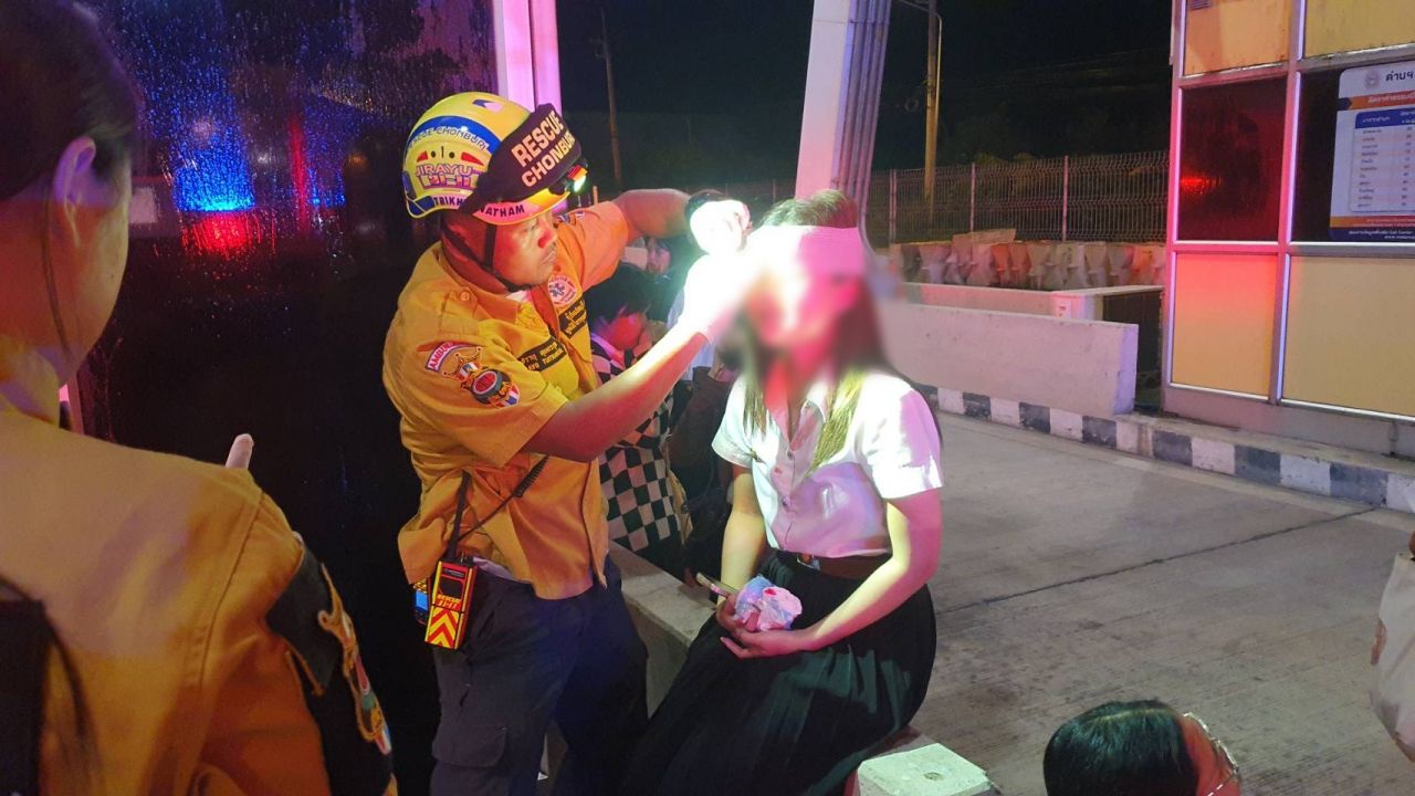 大学巴士冲撞对方车尾，41人受伤，1人死亡