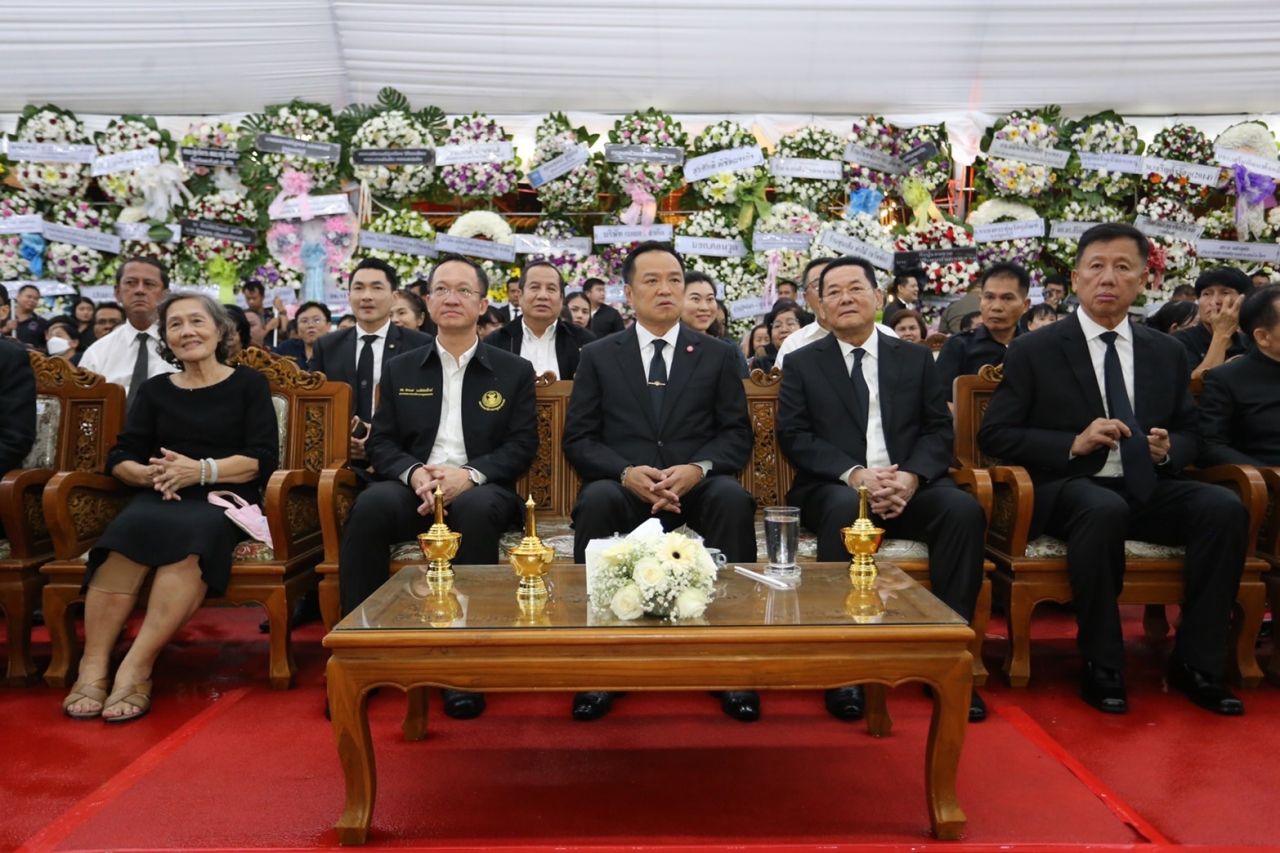 “安努廷” 出席“阿卡拉德”父亲的追悼仪式，请求父亲允许加入泰自豪党