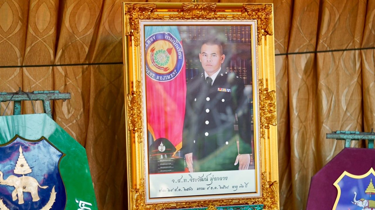 甘查娜致敬亡灵并鼓励“欧姆军士”家属,感谢为保卫泰国土地而牺牲生命
