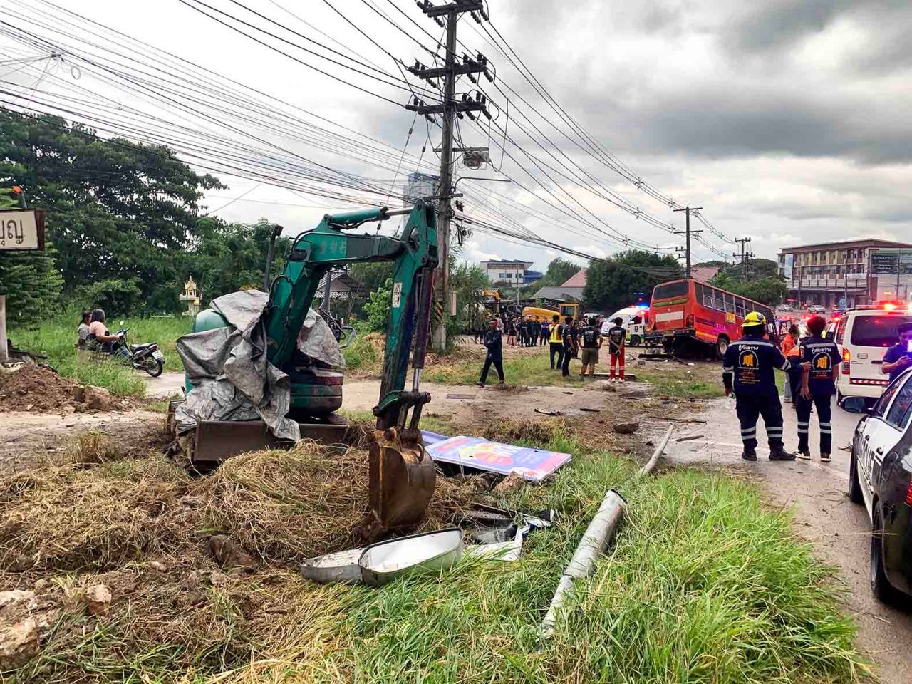 满载预备役学生的大巴遇雨打滑撞电线杆多人受伤