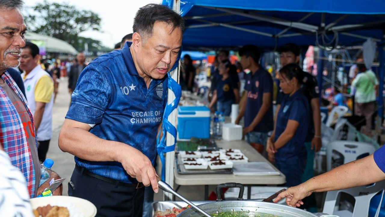 “阿努廷” 访问象场为受灾者打气，赞扬泰国人的心“互不放弃”