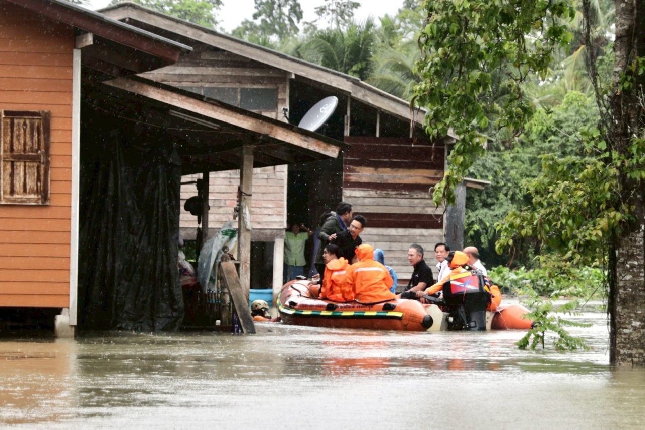 巴吞他尼洪灾 “皮拉潘” 分发1000份救济包,敦促议员照顾受灾者