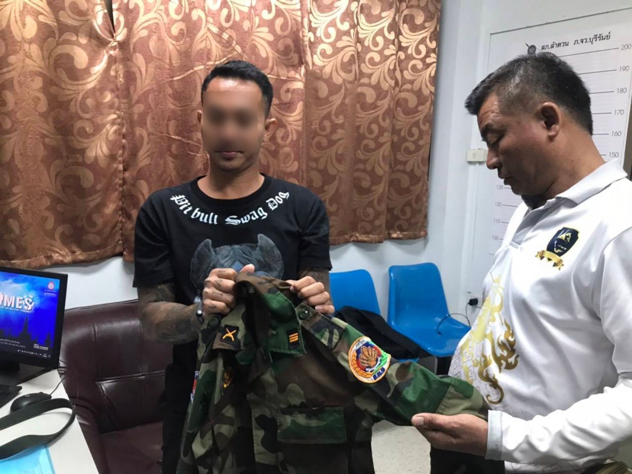 等待士兵审问BHQ护卫洪森，声称已辞职，不是柬埔寨间谍