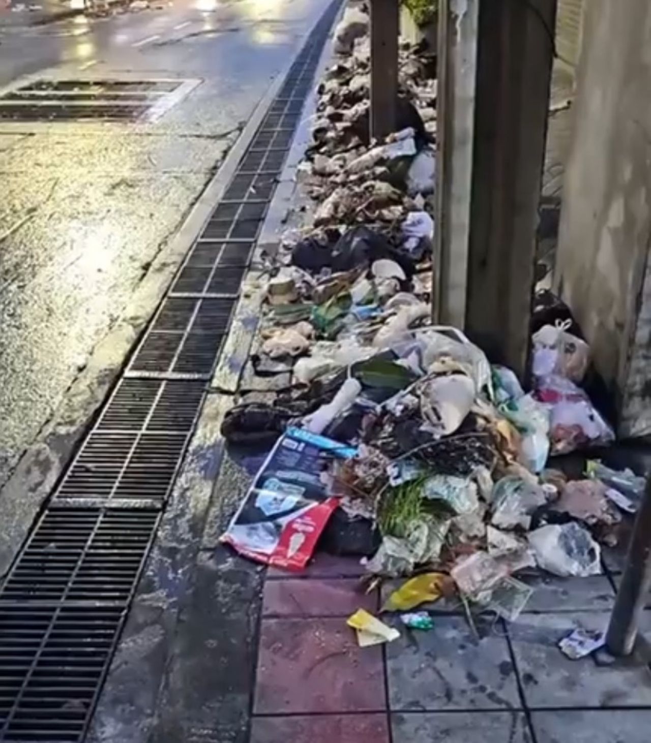 曼谷深夜暴雨袭击，雨量高达111毫米，不涉及北部洪水