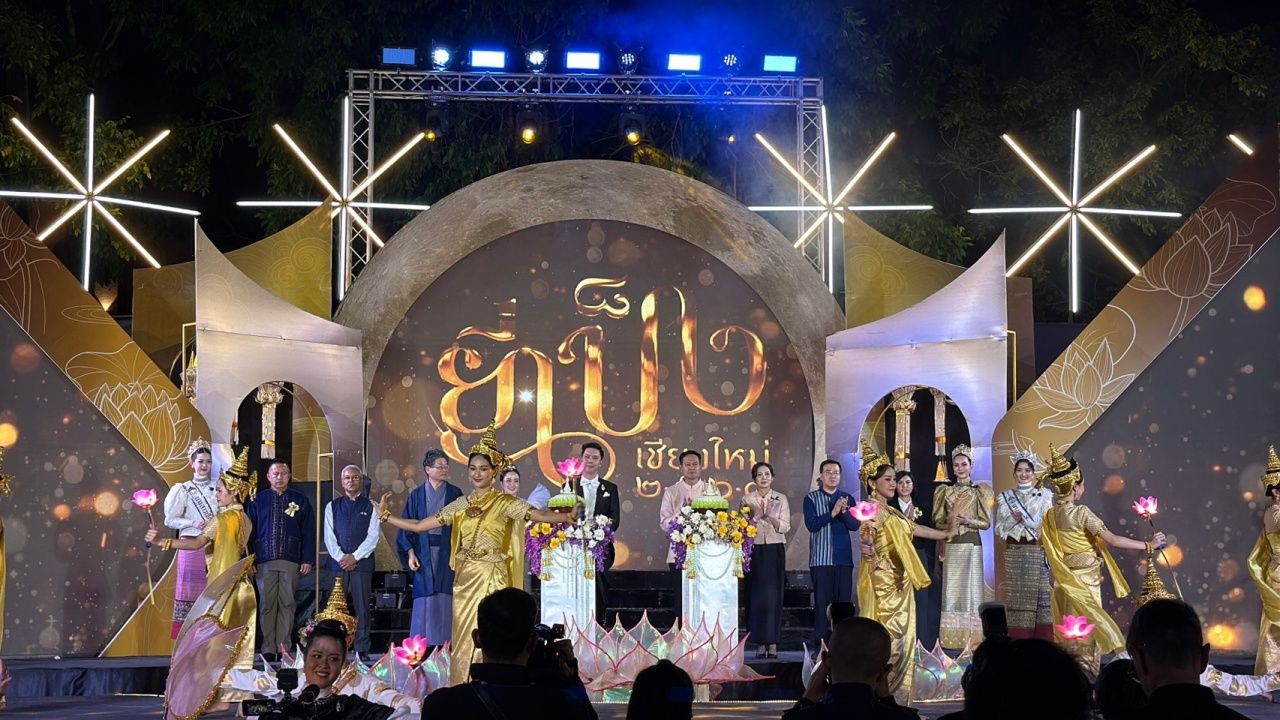 清迈的易经节盛况,游客蜂拥欣赏大型贡品游行