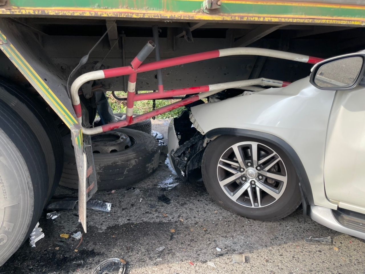 连环车祸5车相撞 司机奇迹生还