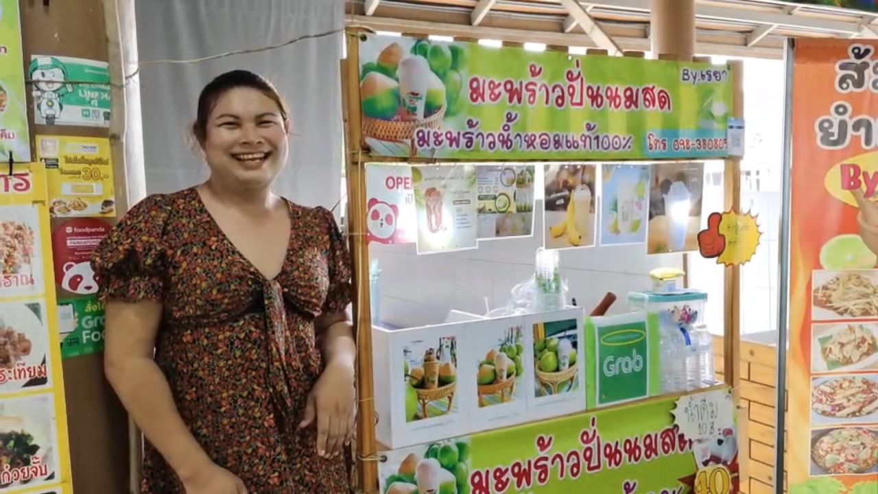 “珍贵时刻”：女孩被雨困却迎来“多脚昆虫”奇观，视频观看数破700万