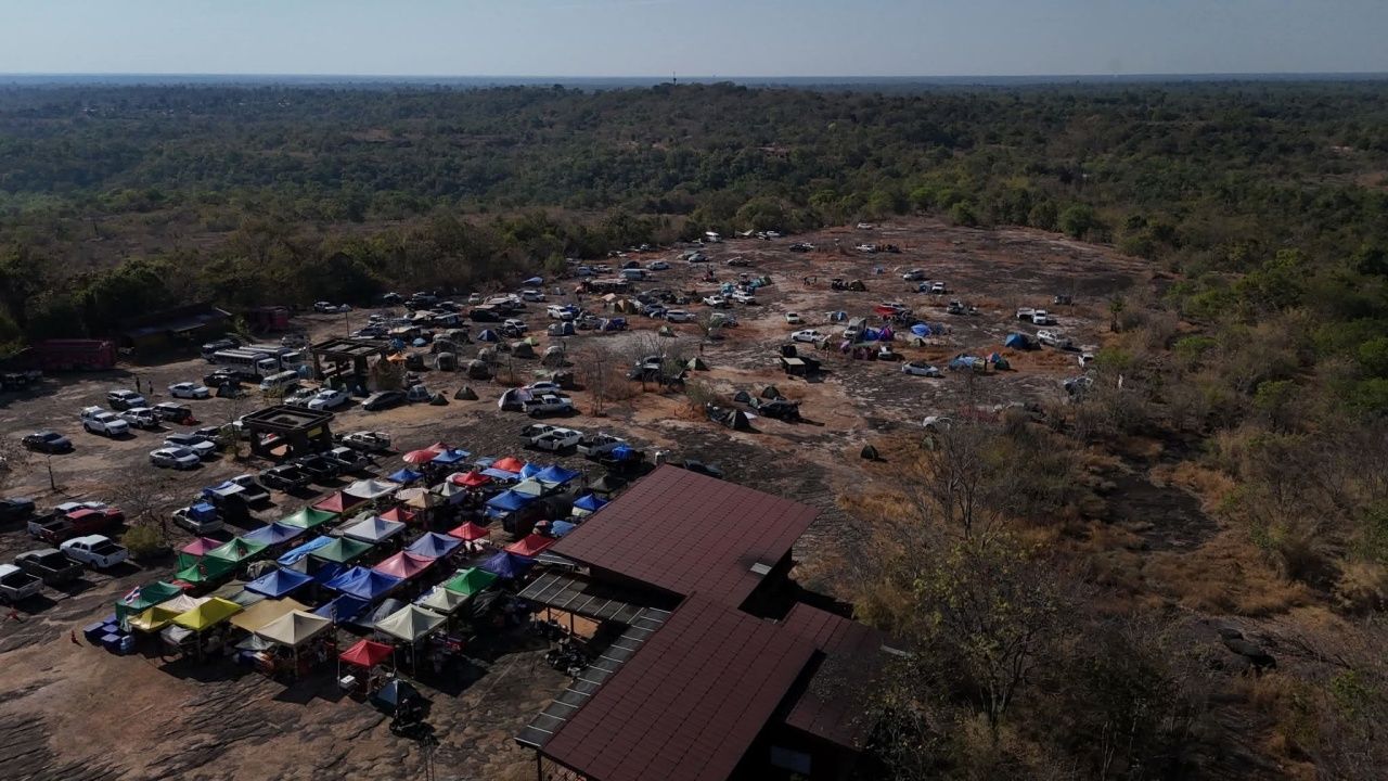 游客在巴他姆国家公园搭帐篷准备迎接2569年的第一道曙光