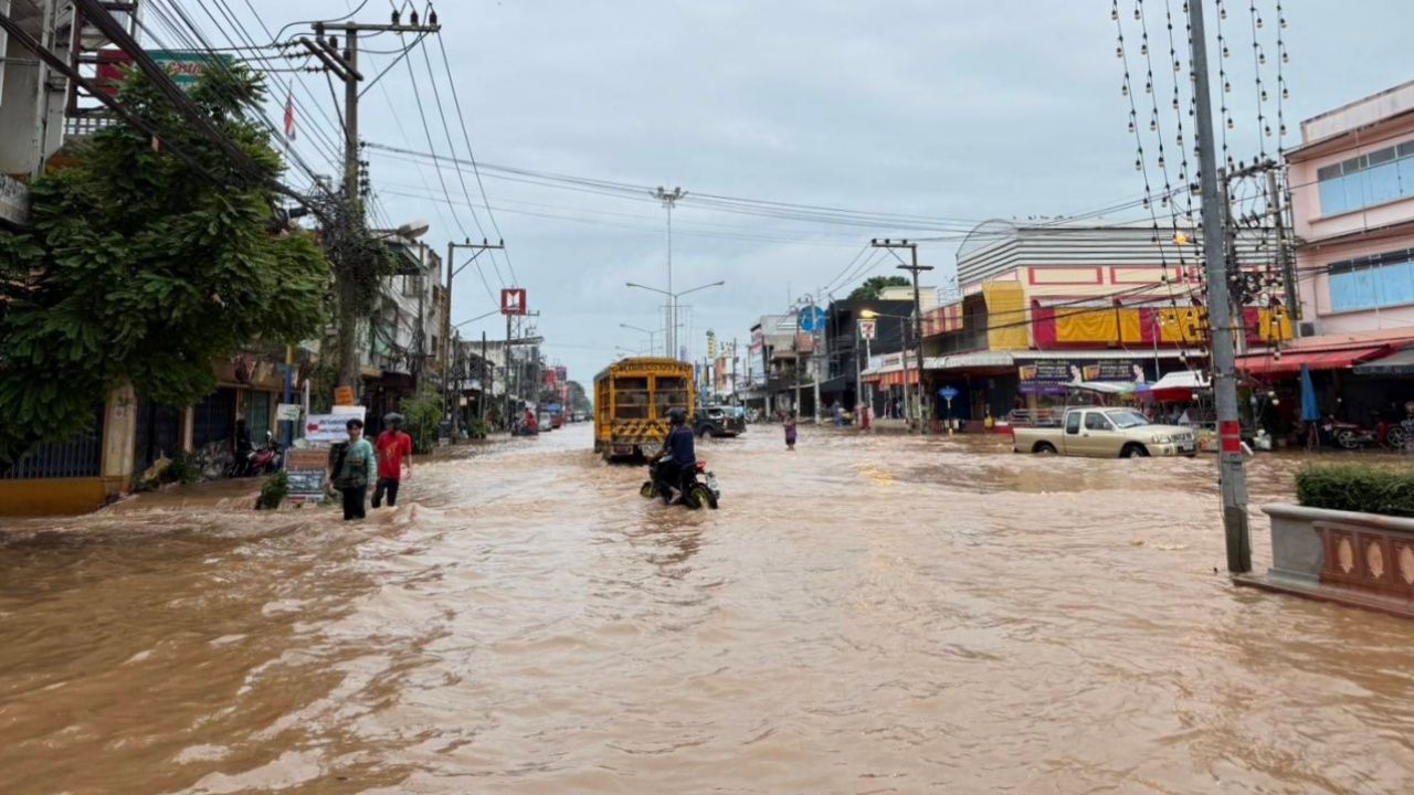 紧急：沙袋决口，南汶河水淹入素可泰市