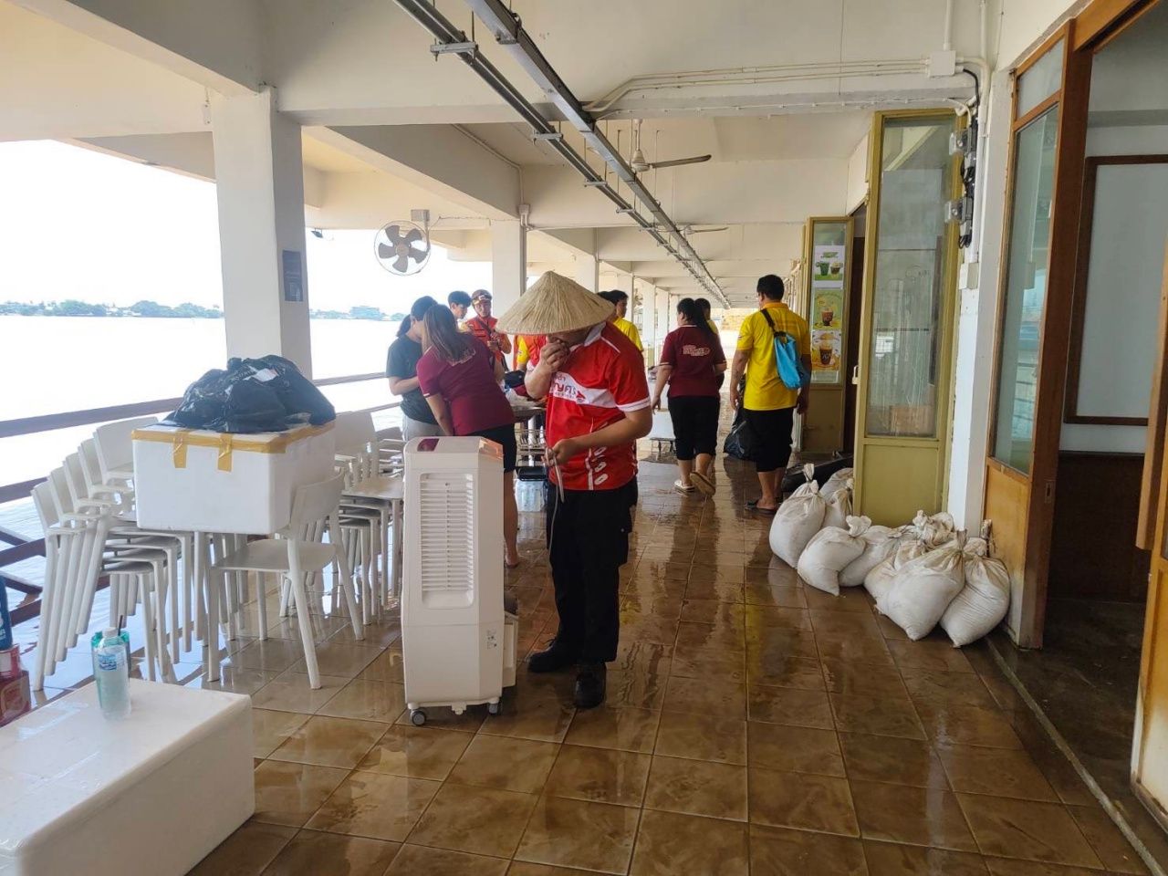 湄公河水位接近12米 即将溢出淹没地下商店和广场