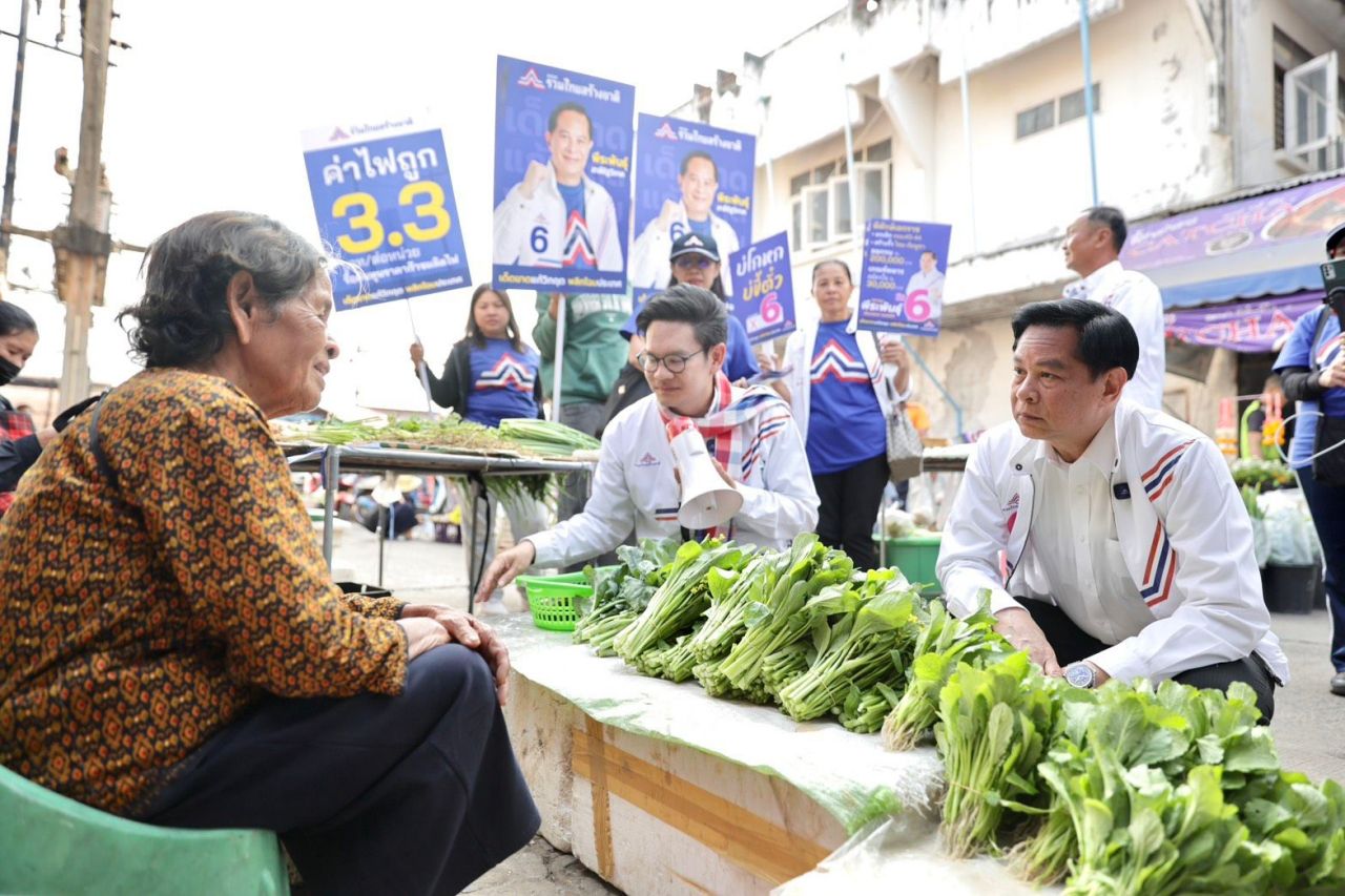 “皮拉潘”走访乌汶府-四色菊府，倡导联合泰国建国政策，强调永不背叛国家