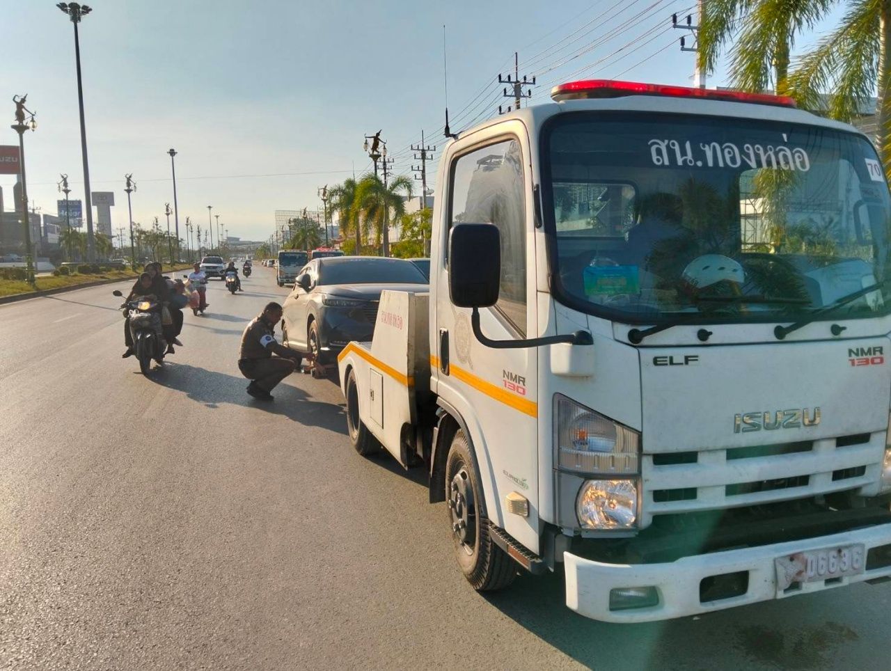 开始了,40辆升降机从首都警署清理合艾市道路,移走3个区域的车辆