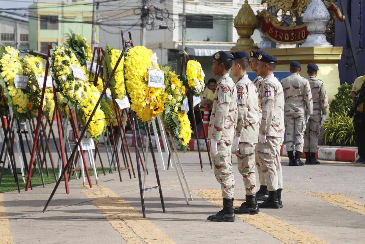 泰国民众身穿黄色衬衫参与布施 纪念2568年纳瓦明德国王日
