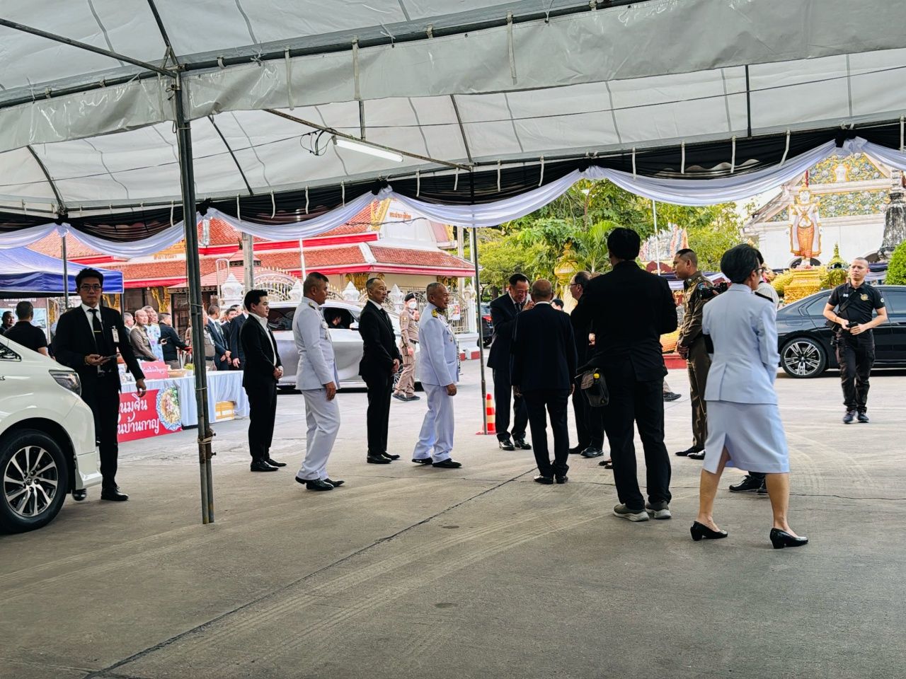 总理阿努廷参加“王秘书-警官托萨克”之母的葬礼