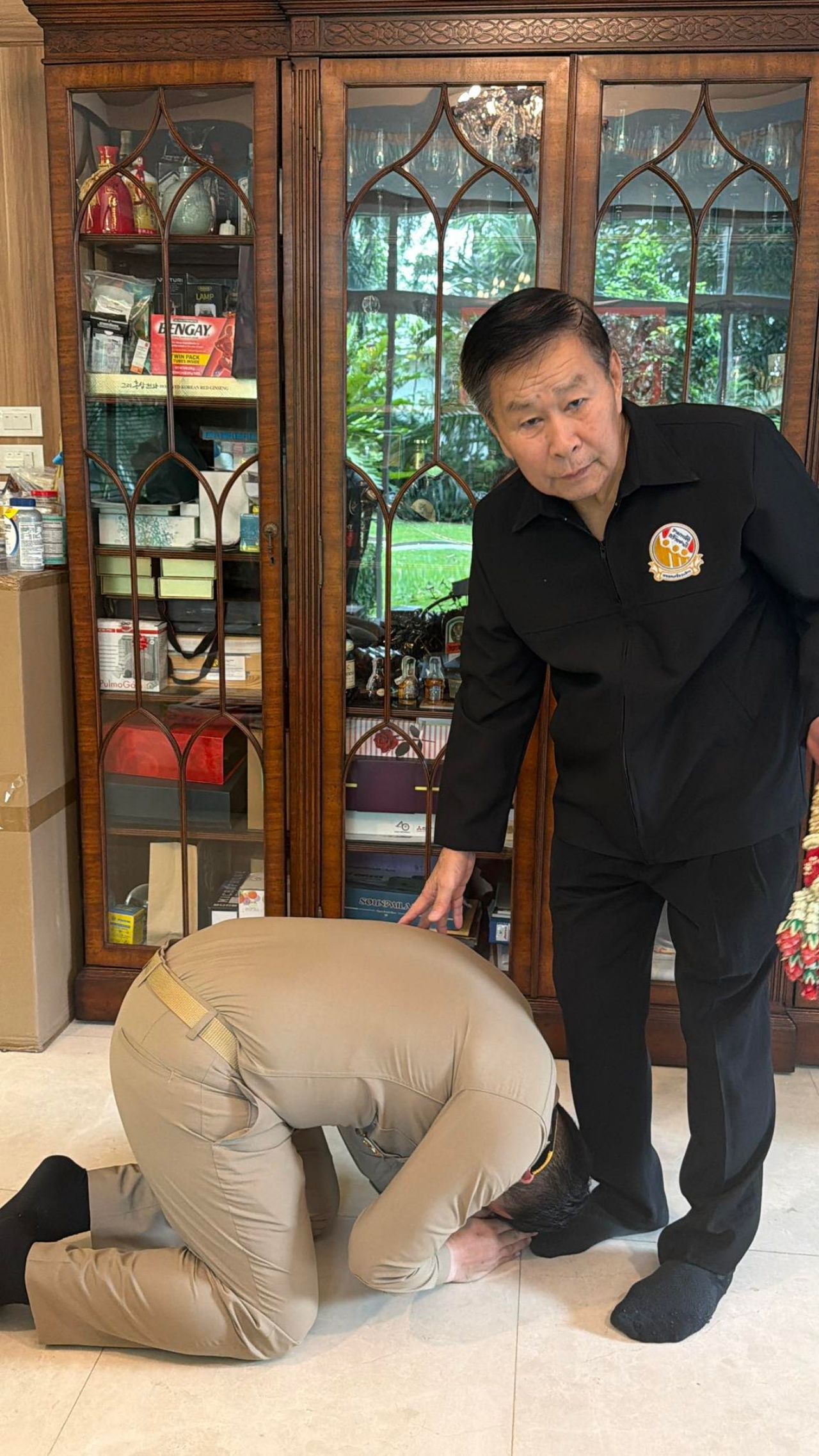 “他农”拜求“色列菲苏”祝福后成为政治公务员,指出是第一位给予政治工作机会的人