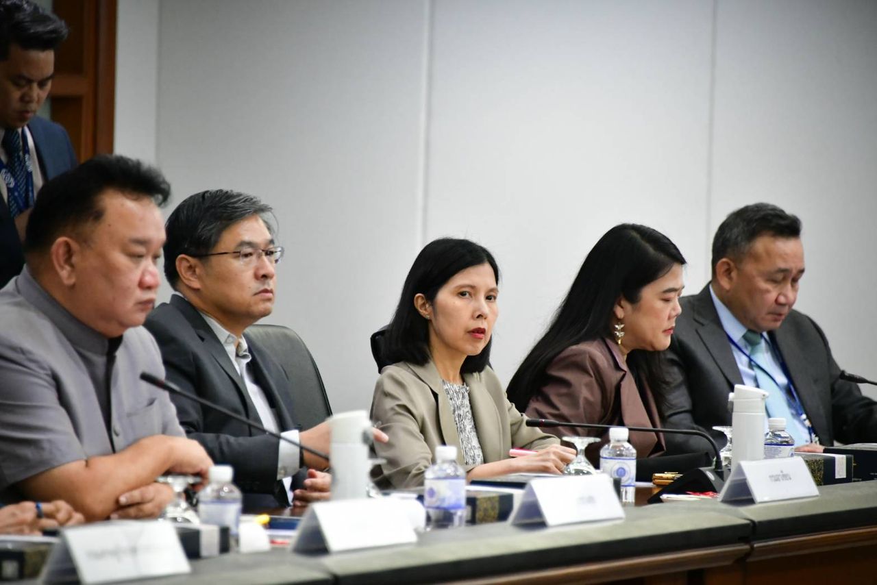 外交部长与全球各地的泰国大使磋商，评估柬埔寨假新闻，指示澄清事实
