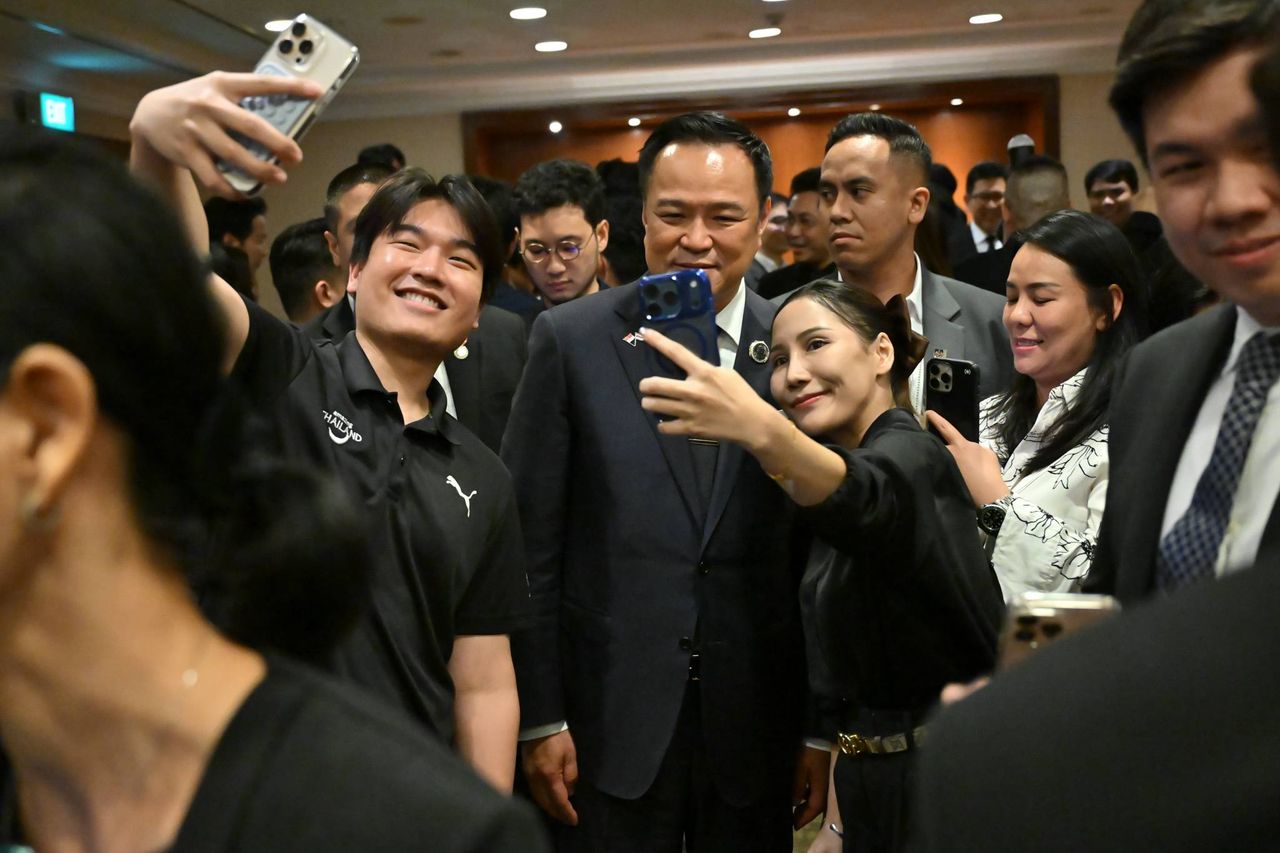 “阿努廷” 会见新加坡的泰国人,强调保障海外泰国人的权益