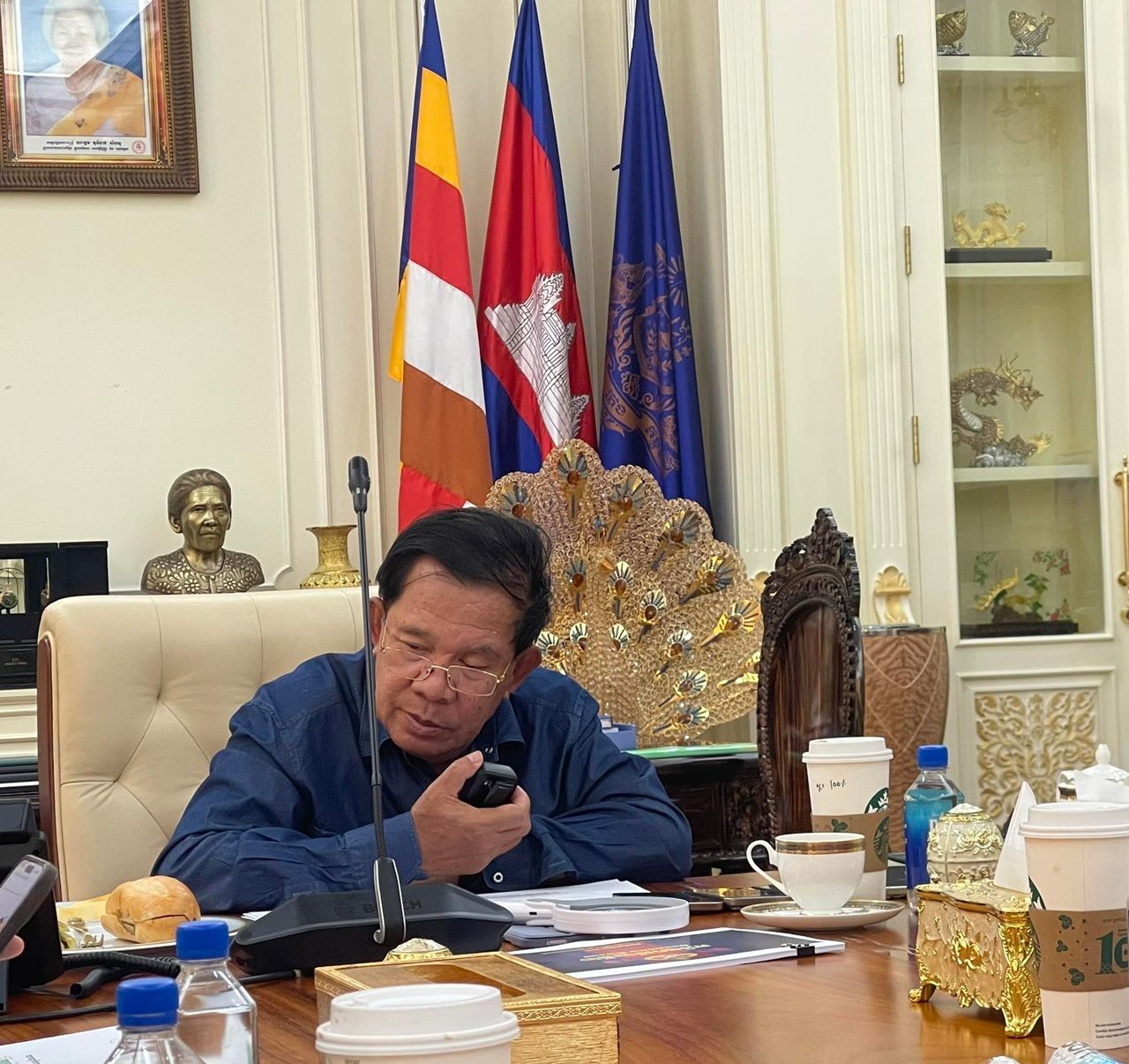 柬埔寨发布洪森坐桌咨询军队照片，声称工作不休息