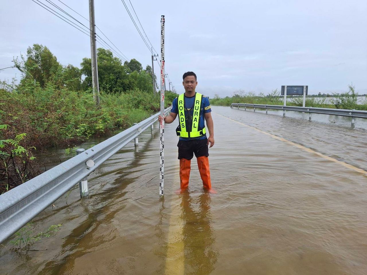乡村道路官员集结人员协助居民应对洪灾