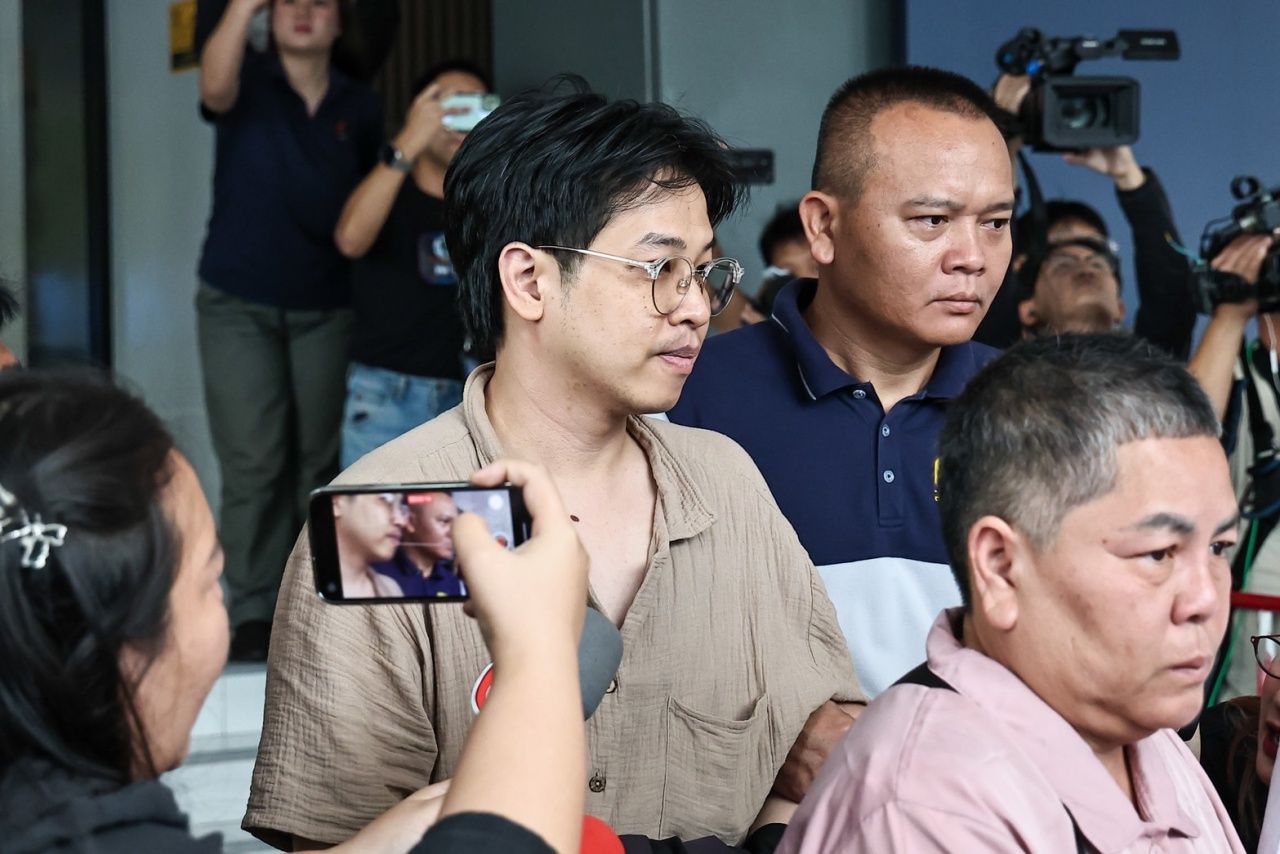押送前僧人阿隆科塔与医生B直面保释反对，始终面带微笑，不回答媒体提问