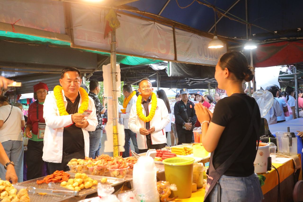 “颂萨盖” 联手“阿努查”在北榄府助选,为为泰党候选人争取支持