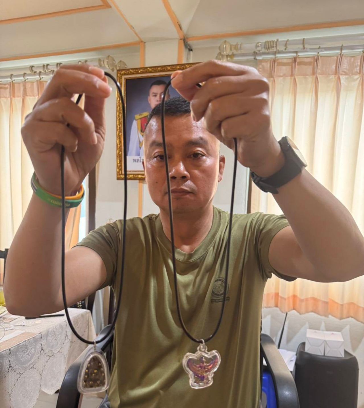 前军长与著名歌手在退休派对上共唱，并进行宝物拍卖支持基金会