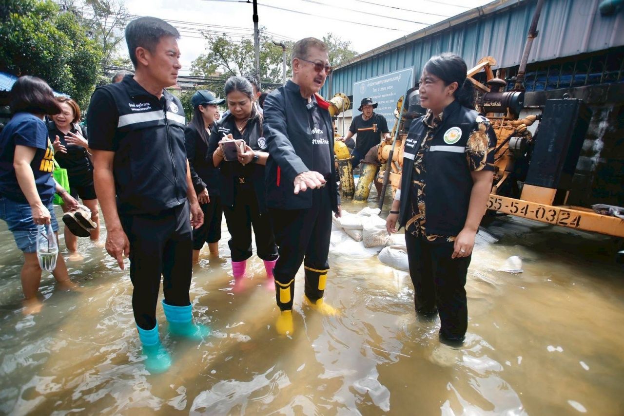 暖武里市加速排水以应对持续暴雨后积水