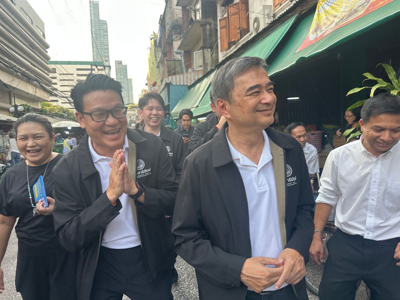 “阿彼世-沙功提” 拉票，恳请曼谷民众给予民主党机会解决问题