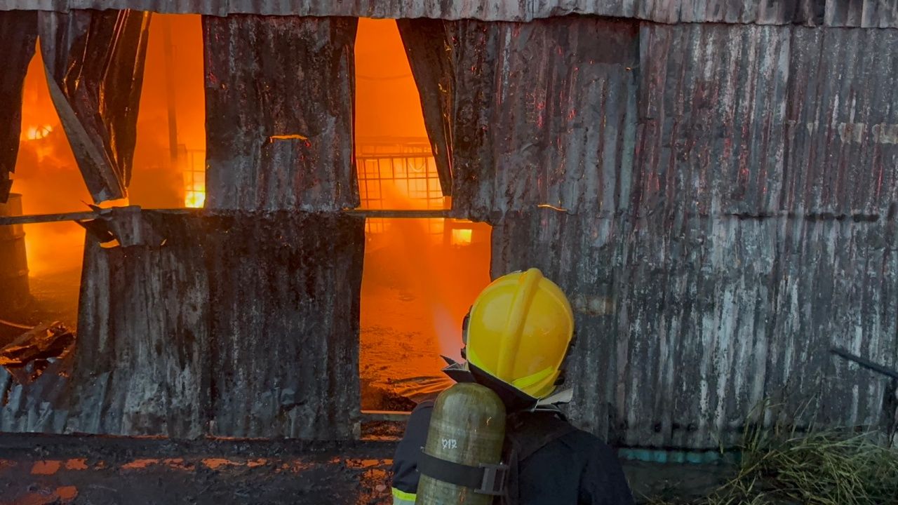 旧货店发生火灾，发现大量油漆桶、稀释剂和易燃物