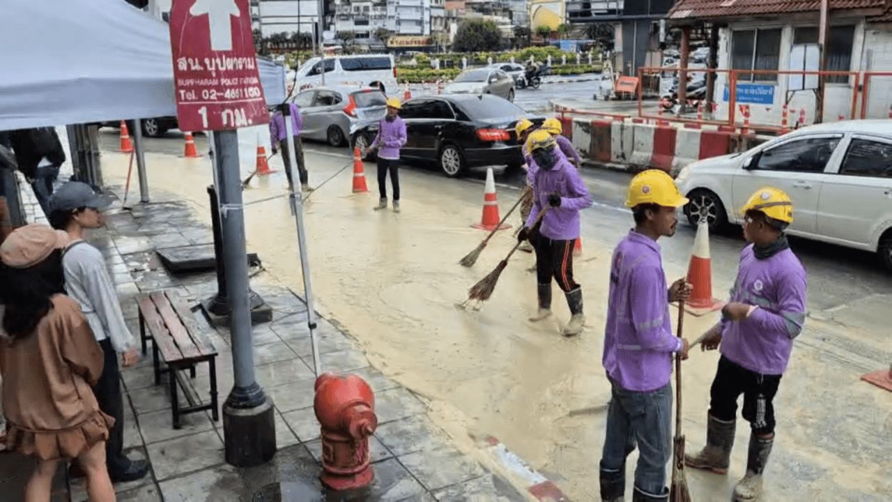 泥浆在召滑路下渗出，官员们紧急修复，防止道路下陷