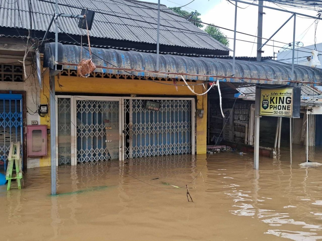 最新图片揭示合艾8区水位下降 居民自行涉水求助