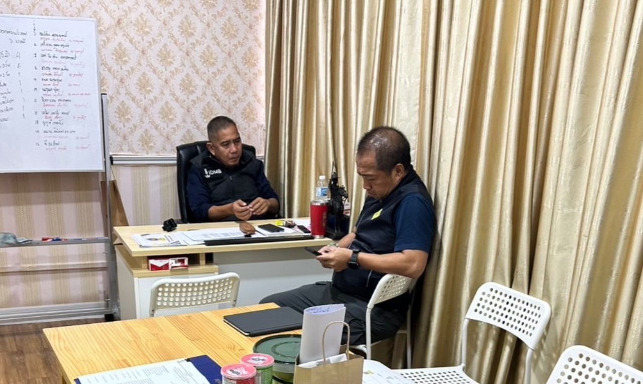 曼谷刑警在拉抛区抓获毒品主要供货商，发现隐藏在裤兜和鞋内的摇头丸和冰毒