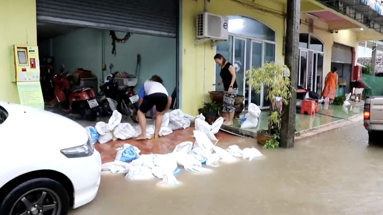 多所学校因暴雨和突发洪水关闭