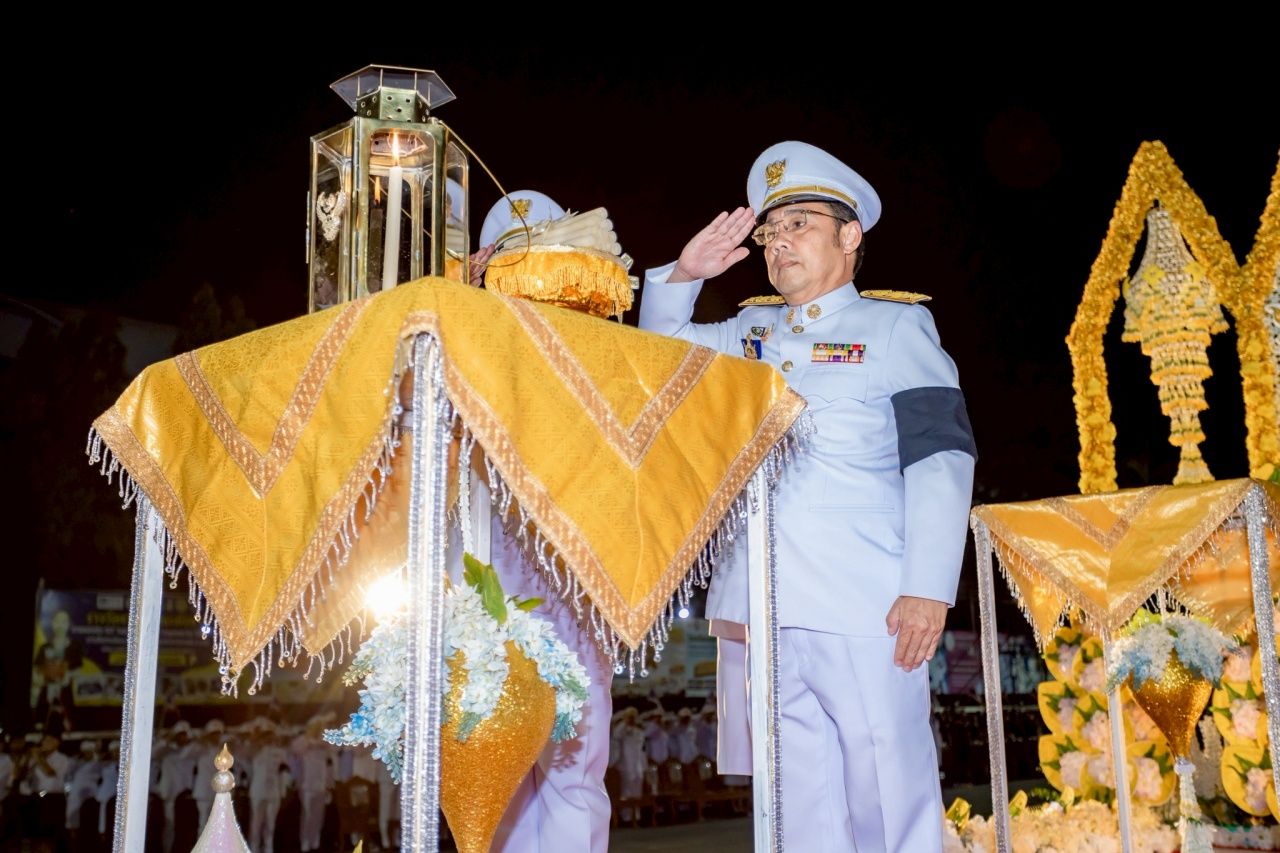 素可泰民众感动地接收皇家赐予的御灯 在素可泰府灯火烛影漂放水灯节庆典中