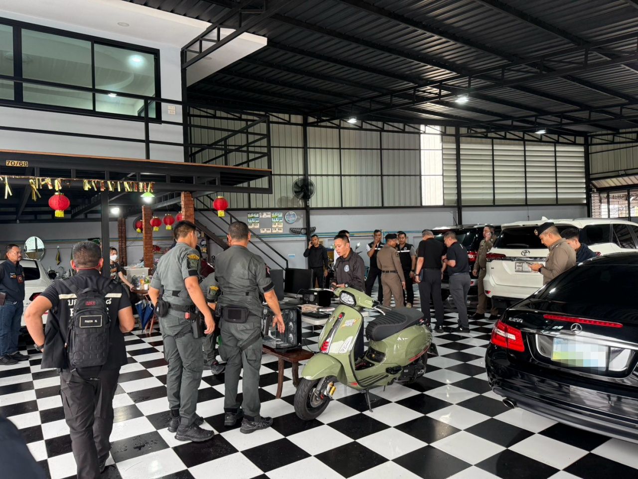 逮捕“银行尤法红”网络赌博网站的老板及管理员藏在普吉的豪宅中