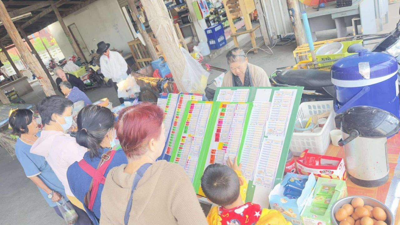 民众蜂拥购买彩票 幸运老太为客户中一等奖18百万