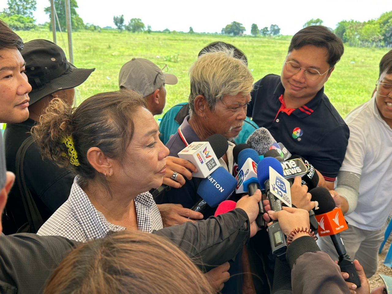 指挥官与省长将土地归还给住户，解决40年争端