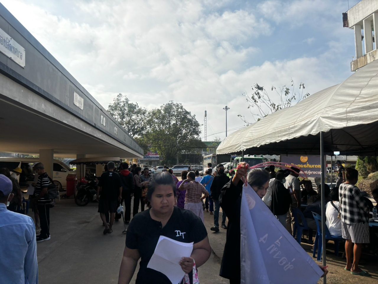 居民继续涌入合艾市政府登记领取洪水救济金