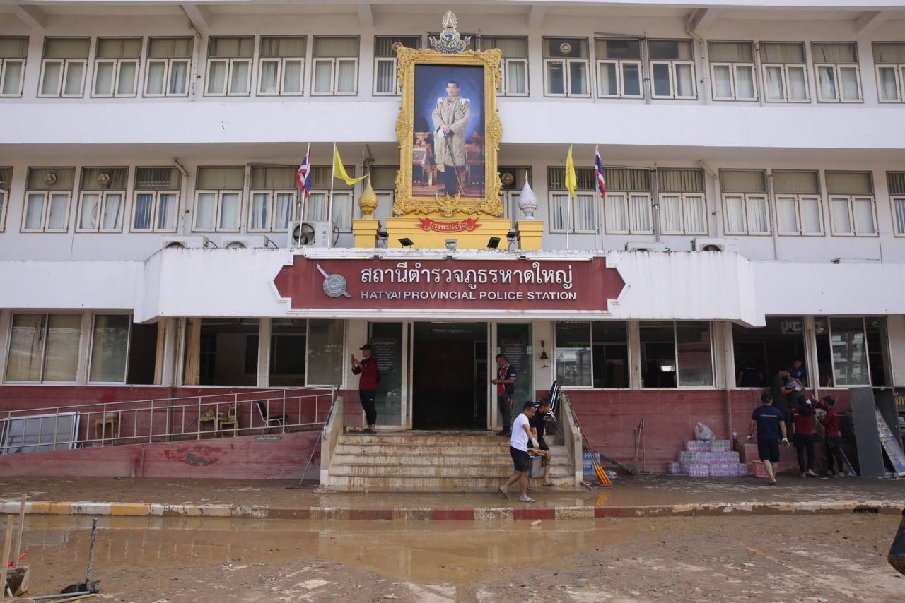 海豚局警察局遭遇3米高洪水,警察全力以赴