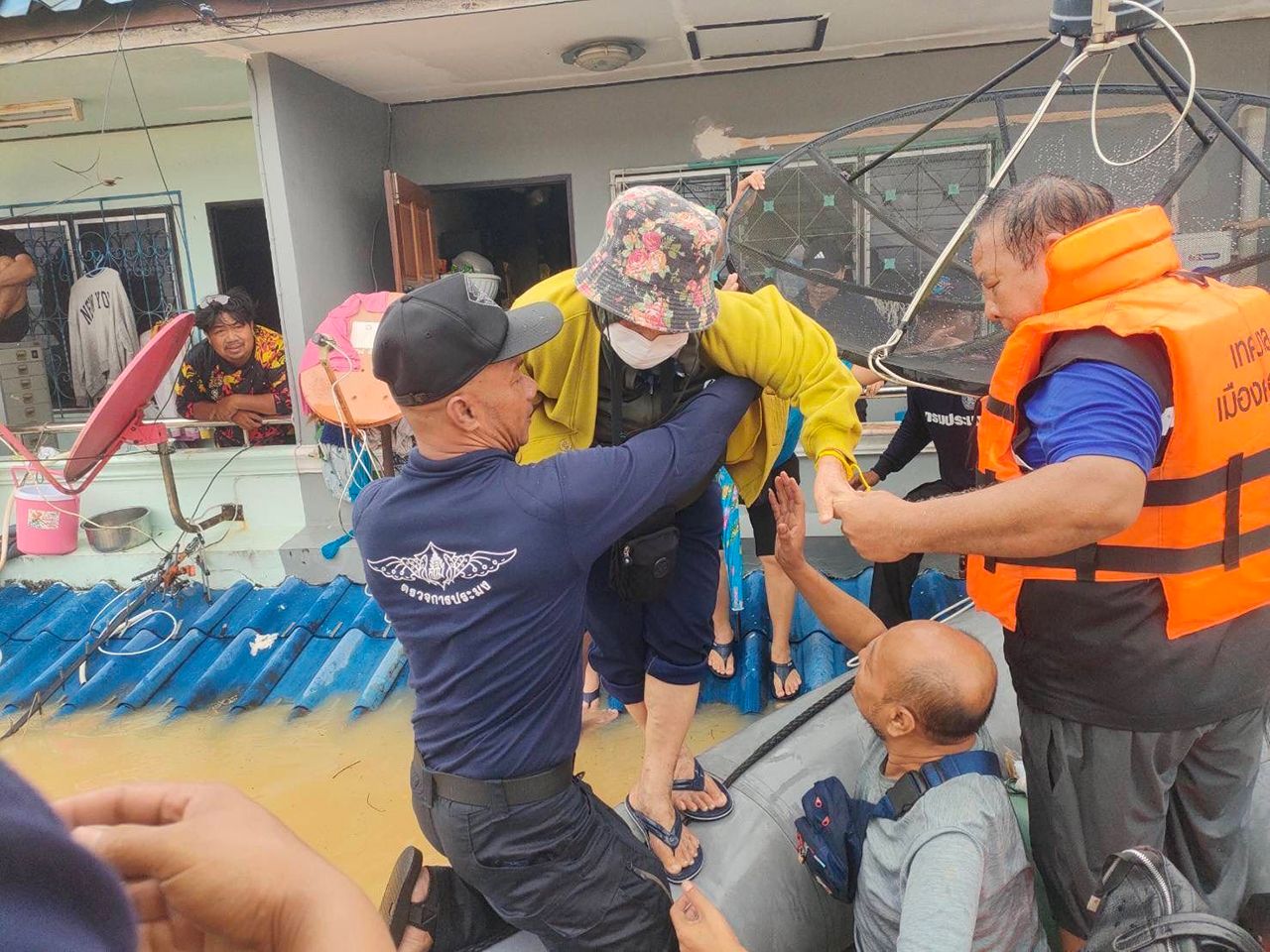 渔业部派遣专项团队到宋卡,协助撤离并提供食品和饮用水给受灾者
