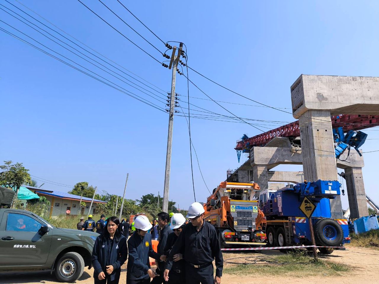 劳工部长对起重机坍塌压毁火车事件表示哀悼，紧急检查投保人的权益符合法律规定