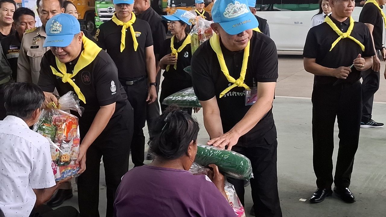 第一军区司令与巴吞他尼省省长前往洪灾地区访问,为村民提供救济袋