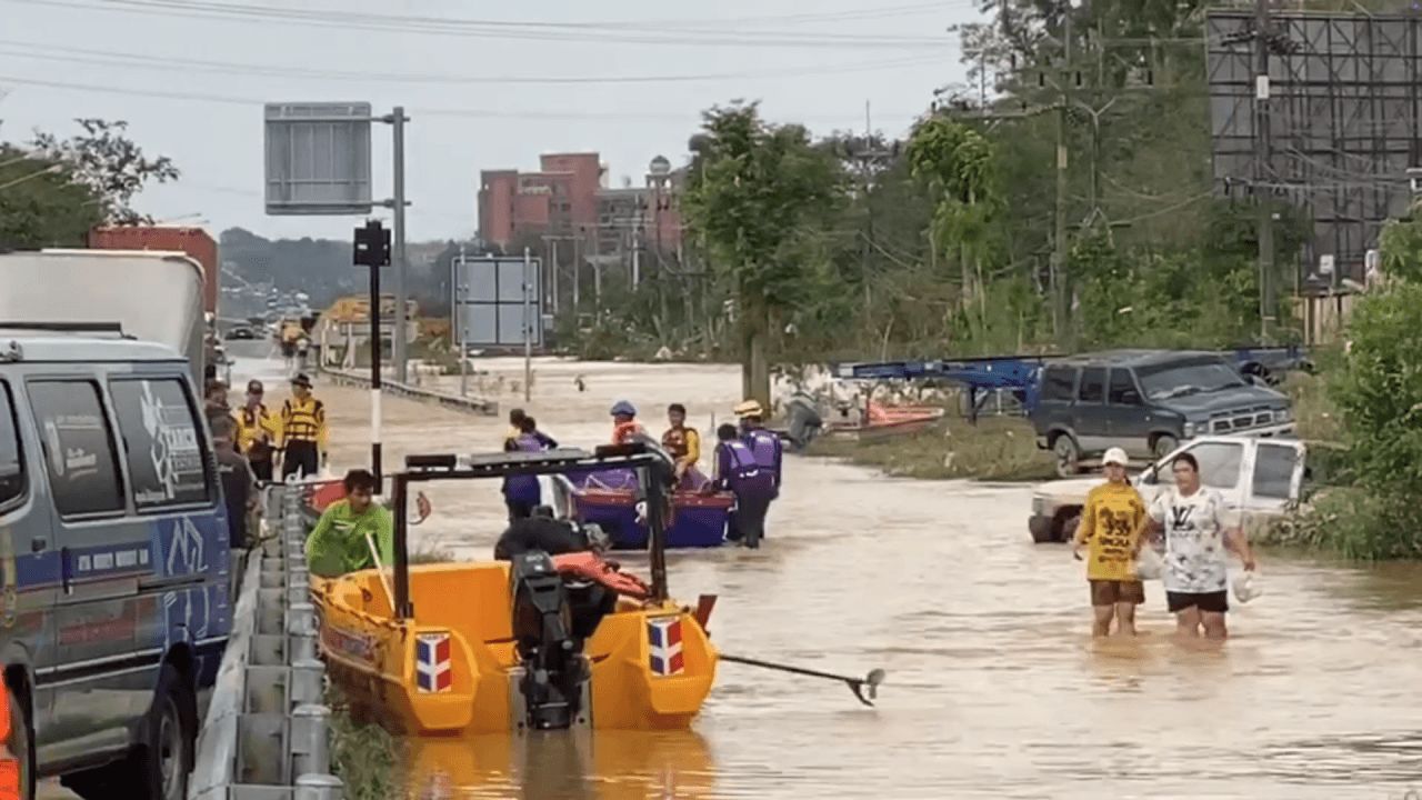 合艾洪水更新:水位开始下降,官员加紧救援被困人员