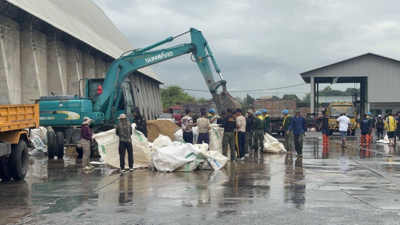 加速设置大袋封堵“帕默克大桥”裂缝 使国道33号恢复正常