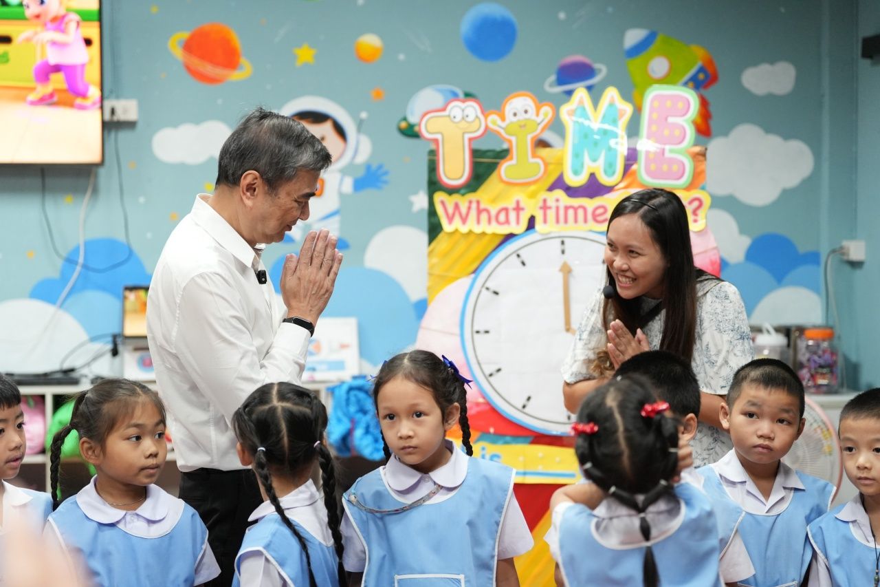 “阿披实”带领民主党候选人听取暖武里府扩展机会学校的教育问题