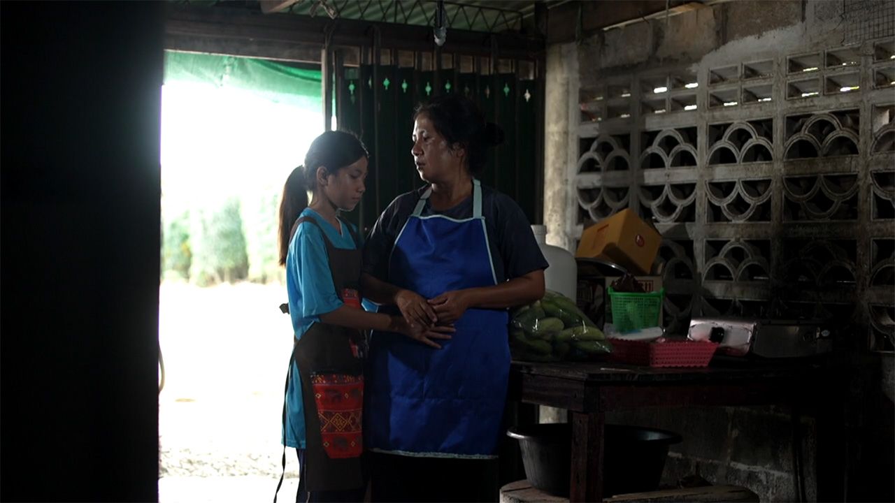 “小能”忍饥挨饿 骑车卖香肠 养活三口之家